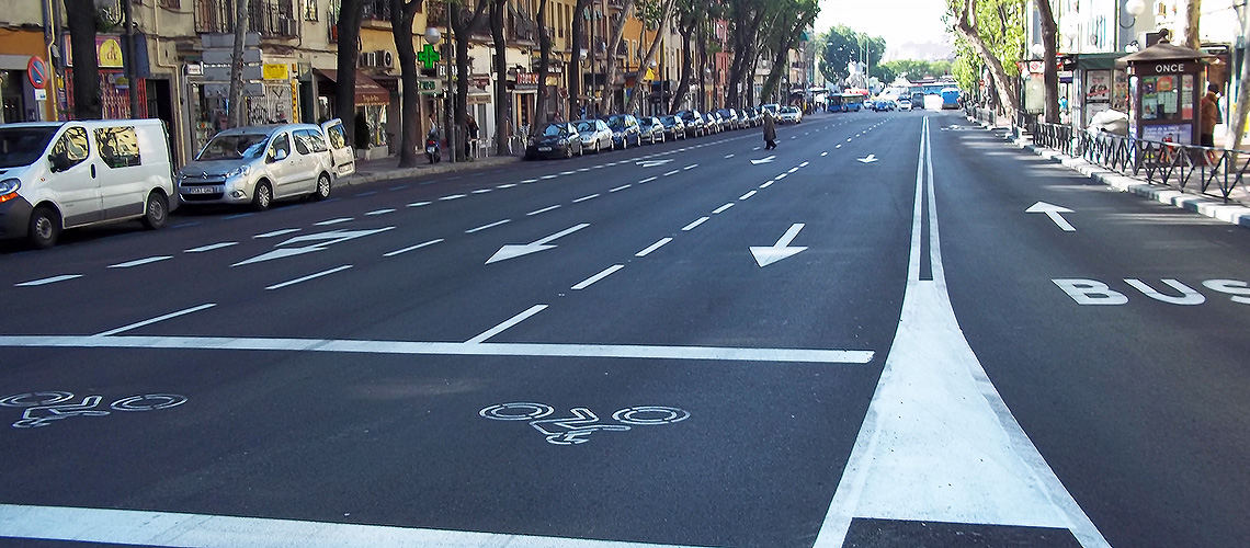 Calle pavimentada con una mezcla específica para vías urbanas